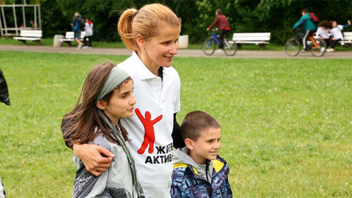 Тереза Маринова, Евгени Иванов-Пушката и дъщеря му Симона Иванова дават старт на „Цветното тичане по залез“ в Морската градина на Бургас