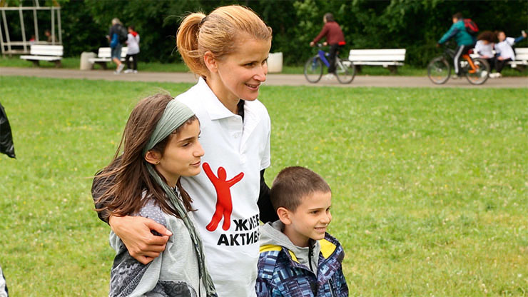Тереза Маринова, Евгени Иванов-Пушката и дъщеря му Симона Иванова дават старт на „Цветното тичане по залез“ в Морската градина на Бургас